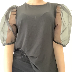 Ginatricot svart tröja med puffärm  - På tröjan står det storlek XL men jag som en storlek s kan ha på mig den galant! Ser ut som en S och sitter som en S 