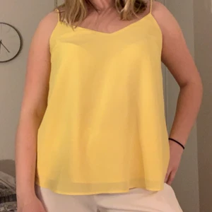 Gult linne - Ett gult linne med smala band! Från Cubus st 34. 50 kr + ev frakt