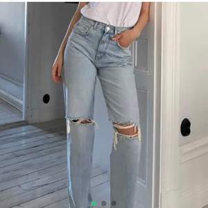 ❤️Säljer dessa jeans från Gina trendiga 90s Jeans ny pris 599 mitt pris 400kr eller 380 gå och buda det är många som vill ha sånna storlek 34 funkar till både mindre. Och större och är i bra Skick kontakt mig för mer bättre bilder ha det bra ❤️