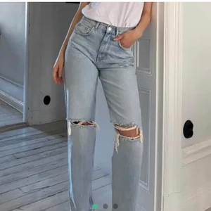 Jeans - ❤️Säljer dessa jeans från Gina trendiga 90s Jeans ny pris 599 mitt pris 400kr eller 380 gå och buda det är många som vill ha sånna storlek 34 funkar till både mindre. Och större och är i bra Skick kontakt mig för mer bättre bilder ha det bra ❤️