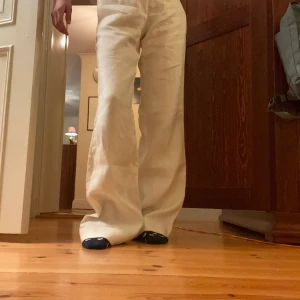 Så snygga byxor  -  Så snygga byxor från Zara de är lite stora på mig som är 164 priset kan diskuteras kontakta mig för fler bilder saknar en knapp men det syns inte den byxorna har ett fäste så man behöver inte knappen