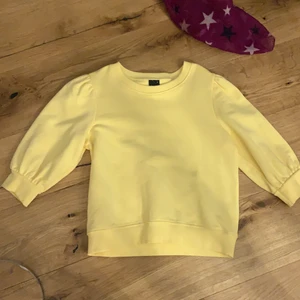 En vanlig gul kort ärmad sommartröja  - En gul kortärmad tröja för sommaren. Kostar 100kr. Är ”S” I storleken. Kostar 15 frakt!!❤️
