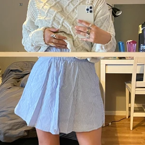 Kjol strl Xs - Blå vit randig kjol med knytning. Köparen står för pris+frakt! Om du är intresserad skicka gärna ett meddelande till mig😊