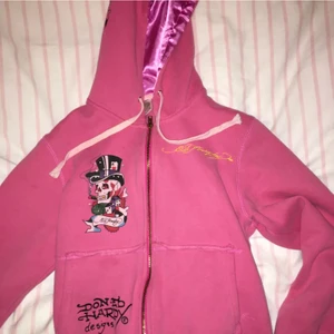 Ed Hardy kofta - Säljer min ascoola kofta från Ed Hardy då den riktigt inte sitter som jag vill. Använd men i fint skick! Min förra annons på denna försvann, men buda gärna!             Skriv privat för fler bilder/hur den sitter på💕