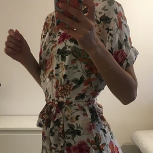 Blommig klänning annons 2 - Väldigt fin blommig klänning 💕