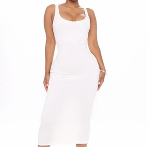 Fashionnova klänning - Formar kroppen välldigt fint