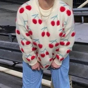 shopcider stickad - intressekoll på min cherry sweater från shopcider. aldrig använd med prislapp kvar, superfin, osäker på om det är min stil dock. (bilden är lånad) Skriv bud privat, köparen står för frakt 