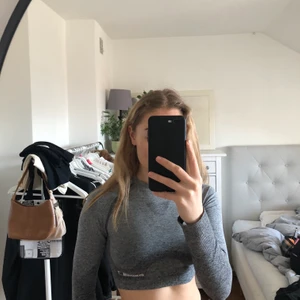 Crop top Gymshark - Långärmad croptop från Gymshark med hål i slutet av ärmarna för tummarna! Sitter som en smäck men är såså bekväm🙏🏽 I mycket bra skick, köpare står för frakt 🥳