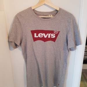 En helt basic levis t-shirt. Strl S - passar xs-m beroende på önsad passform. Köparen står för frakt. Skriv för mer bilder/info 💕