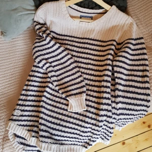 Mysig stickad tröja! - Supermysig stickad tröja!! Strl 38 men passar 36-40! Köparen står för frakt. Skriv för mer info/bilder! 💕