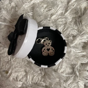 Thomas sabo berlock - Nalle - Säljer min jättefina berlock från thomas sabo då jag har för många. Den är använd men i fint skick och inga fel på den. Köparen står för frakt 😍🥰😇