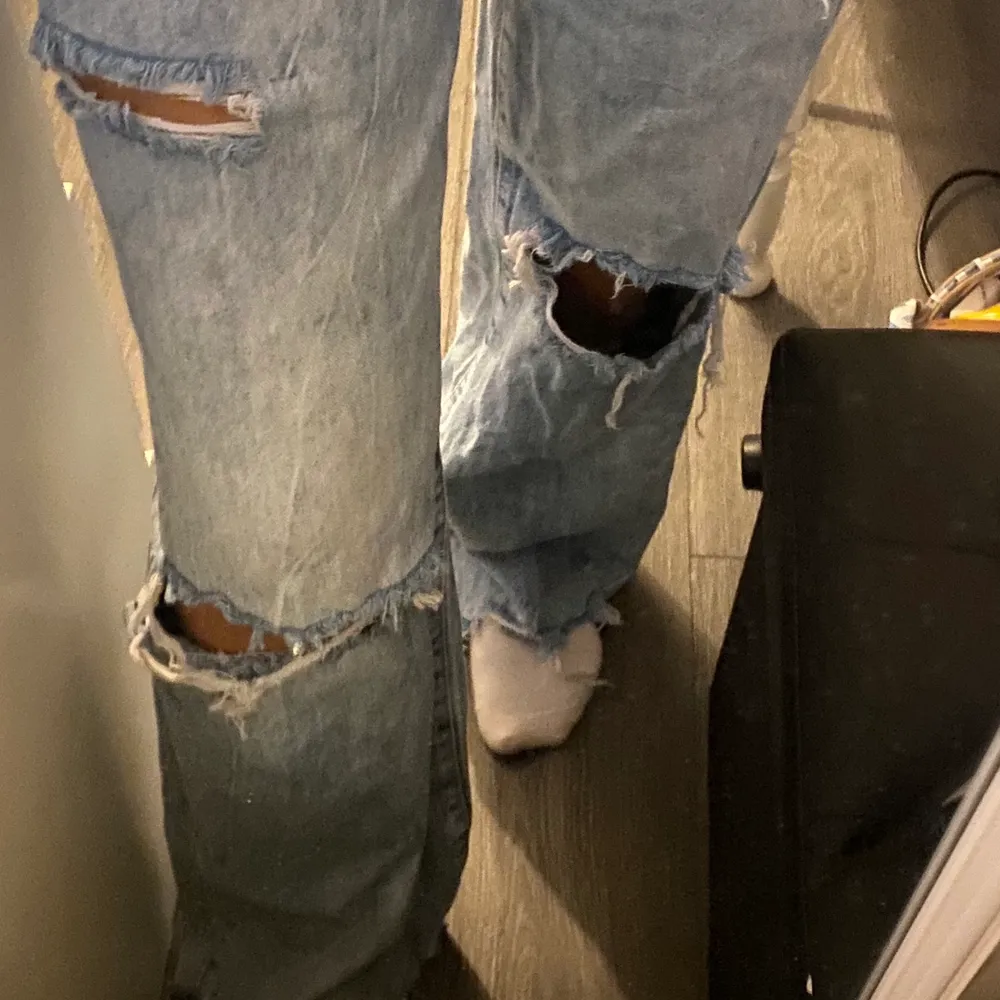 säljer dessa supersnygga jeans från bershka som inte riktigt passar mig längre, för referens är jag 163 och byxorna var lite väääl långa så de är lite klippta nere men inget som ser dåligt ut alls 💕. Jeans & Byxor.