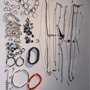 Säljer detta set av silversmycken innehållande: Örhängen 31 par Ringar 20 st Halsband 9 st Armband 6st säljer endast hela paketet och ej separata smycken. Vissa är väl använda medan andra är helt oanvända. Vissa är äkta medan andra är oäkta💕