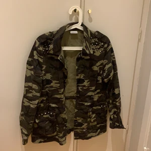 Tunn militär jacka  - Nitar på axlarna och på fickorna framtill. Finns band att strama ihop i midjan för annan passform. Knappt använd. Köparen står för fraktkostnaden 