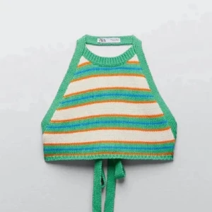 Zara topp  - Finaste toppen från zara med öppen rygg. Storlek M men passar mig som har XS/S. Köparen betalar frakt. Man får buda i kommentarerna eller privat å man måste öka med 10kr från förra budet. Säljer endast vid bra bud💕💕                                                                                                       Högsta bud: 180kr