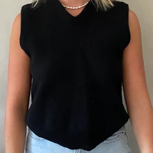 Svart väst - Väst i fint skick, detta är egentligen en xl men den är mycket liten i storleken. Jag skulle snarare säga xs/s. Köparen står för frakten, annars kan jag mötas upp i Växjö 🥰🤝