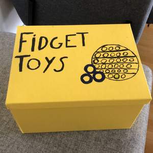 Säljer alla mina 37 stycken fidget toys och lådan kommer med leveransen!
