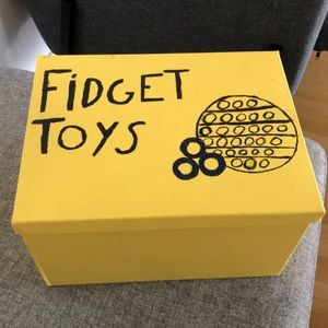 Fidget toys - Säljer alla mina 37 stycken fidget toys och lådan kommer med leveransen!