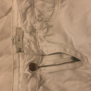 Gina byxor, Molly storlek S - Jeansen har precis köpts och bara används ett tillfälle, de är sköna men samtidigt riktigt fina samt sitter underbart bra! Jag vill sälja de eftersom att jag har så många av dessa och ville sälja ett par till någon där ute. 💕