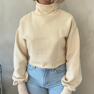 Sweatshirt med krage  - Fin beige tröja! Kan mötas upp i Växjö annars står köparen för frakten! 🥰
