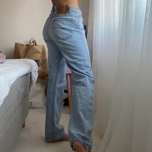 Levis jeans - Vintage Levi’s jeans i storlek 32/34, men passar mig som brukar ha 26 i midjan som lite baggy/oversized. 40cm rätt över ”midjan”, sitter mer på höfterna, och 80cm i innerbenet