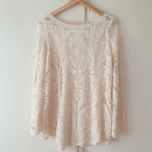 Krämvit spets topp - 🌸FÖRST TILL KVARN!🌸 En oversized krämvit spetstopp. Tror strl S/M. Passar flera stilar: bohemisk, fairy, light academia, soft grunge, lolita. Så fin off-shoulder & att slänga över ett linne eller slipdress💛🧚🏻‍♀️ Pris: 120kr+frakt💕