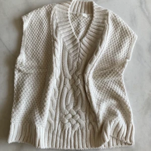 Stickad pullover från HM - Helt oanvänd vit stickad pullover från HM i storlek M. Frakten är spårbar och inräknad i priset. 