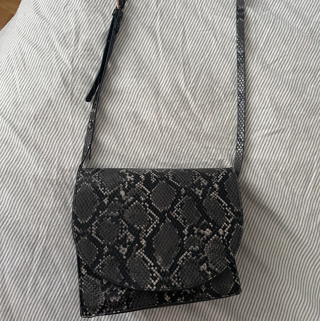 Väska i ”ormskinn” mönster