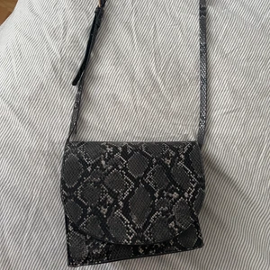 Väska i ”ormskinn” mönster - Väldigt sparsamt använd, i nyskick 🧚🏾‍♀️