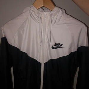 Nike vindjacka - Vindjacka från Nike, jätte bra skick trots använd. Stl M 💜