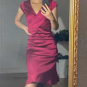 siden klänning - Sjukt fin klänning i sidenaktigt material från Kappahl. Säljer pga aldrig någonsin använt den, den är alltså helt ny. Jag är 160cm och den når ner till vaden på mig. Skriv om fler frågor:)