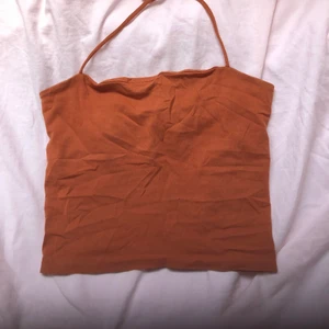Brun/orange topp - En topp med snören som man knyter, i storlek xs! Väldigt fin den är köpt för länge sen vet ej om den finns kvar :)