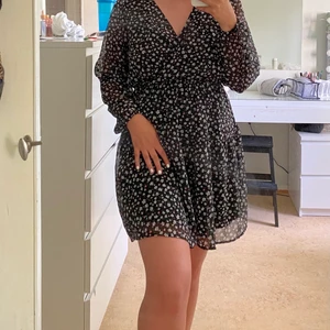 Fin klänning från Nelly storlek L  - Oanvänd klänning. Den är jätte fin och perfekt för sommaren men var tyvärr för stor för mig. 