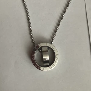 Halsband Edblad  - Klassiker från Edblad , halsband eternity. Rostfritt stål med gnistrande sten. Längd 78 cm. Halsbandet är nytt o kommer i originalask. 
