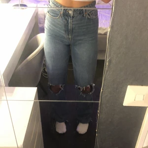 Vida blåa jeans med hål - Säljer dessa jätte sköna jeans i strl 36. De är blåa med hål i. Använd max 2 ggr. Säljer dem då de är lite långa för mig som är 165! 