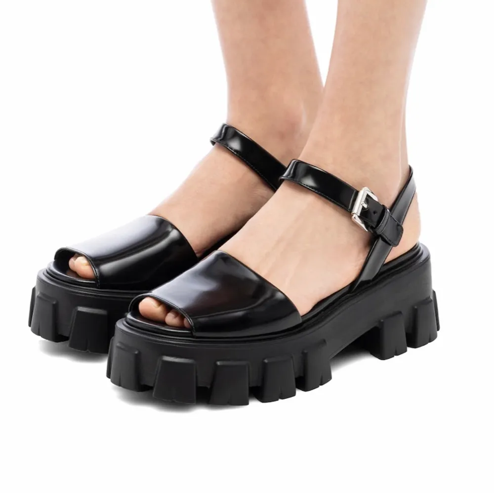 Helt nyinköpta asballa sandaler från Prada storlek 40. De passar mej perfekt i storlek å så men har ångrat köpet. :)). Skor.