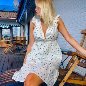 Söt sommarklänning - Oanvänd söt sommarklänning från otherstories. Storlek 38 som passar som s.