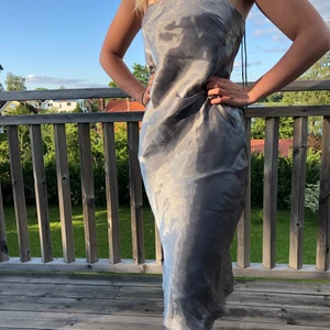 Silver dress - Oanvänd klänning från H&M i storlek 32, passar mig som är mer en 36:a med liten byst. Den är grå/silvrig och har en stor fin öppning i ryggen. Den skulle användas på en festival förra året men användes aldrig pga corona. Tillkommer frakt på 66kr.