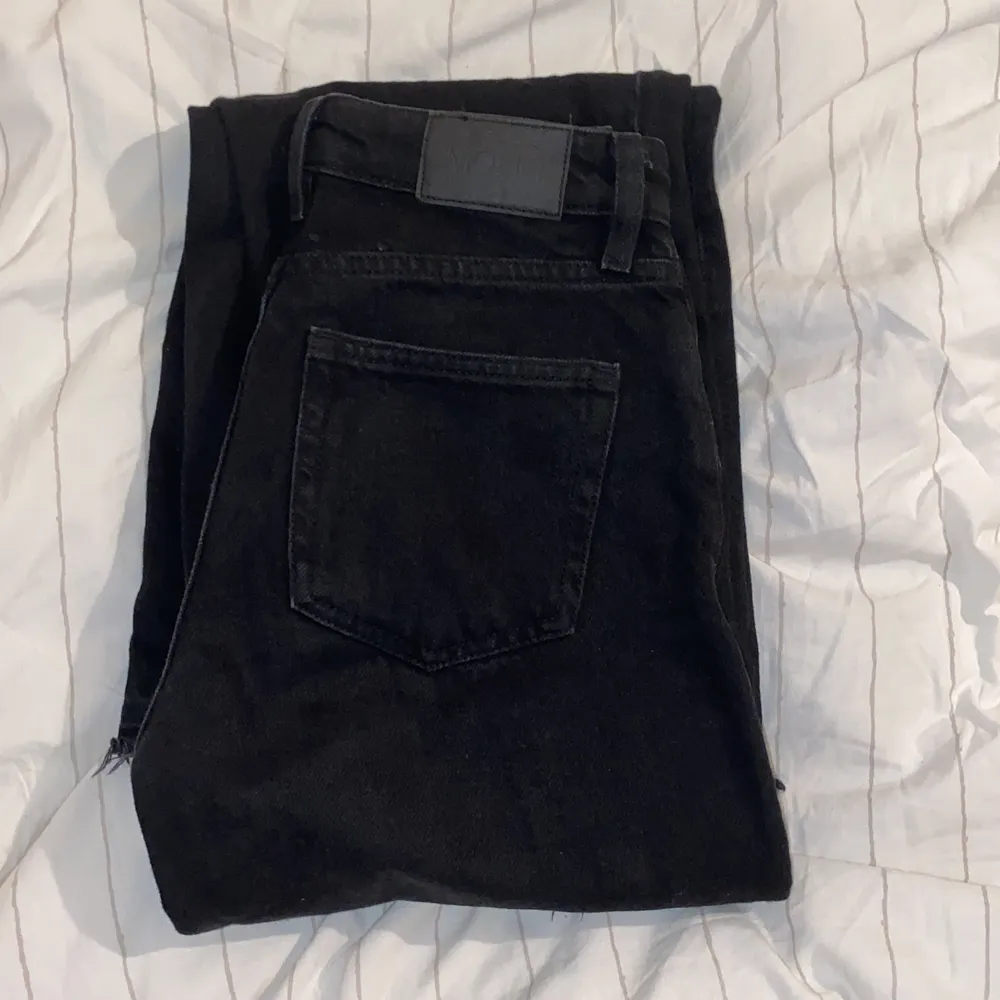 Svarta Yoko jeans från monki använda Max 2-3 ggr🤍 uppsprättade ner till för att bli längre i längden🤍 super bra skick nyköpta för 400kr🤍🤍 . Jeans & Byxor.