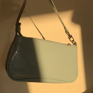 Liten handväska  - Liten babyblå handväska. Aldrig använd. Frakt tillkommer