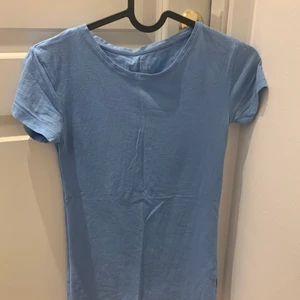 T-shirt - En Basic t-shirt knappt använd sitter tight på kroppen