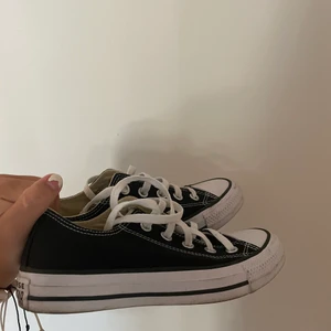 Svarta converse - Låga svarta converse. Fick i present och har inte använts särskilt mycket så säljer därav. Kan skicka flera bilder privat. Kontakta om du är intresserad av att köpa, pris kan ev diskuteras:) 