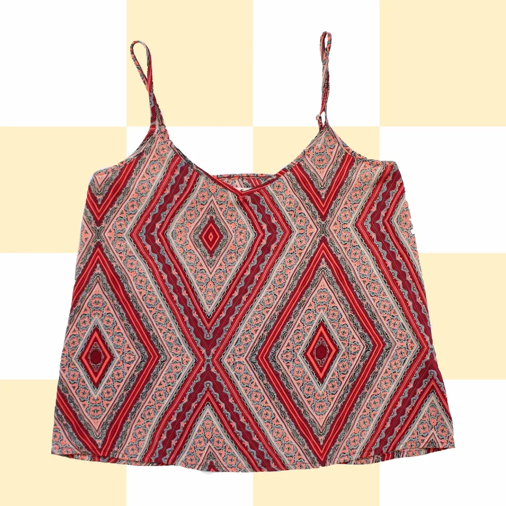 ◾️ FLOWY RED/PINK PRINT PATTERNED V-NECK TANK TOP WITH SPAGHETTI STRAPS.  • SIZE - XS / EU 34 / US 4 • BRAND - Hollister  MY MEASUREMENTS • Height 161cm / 5'3