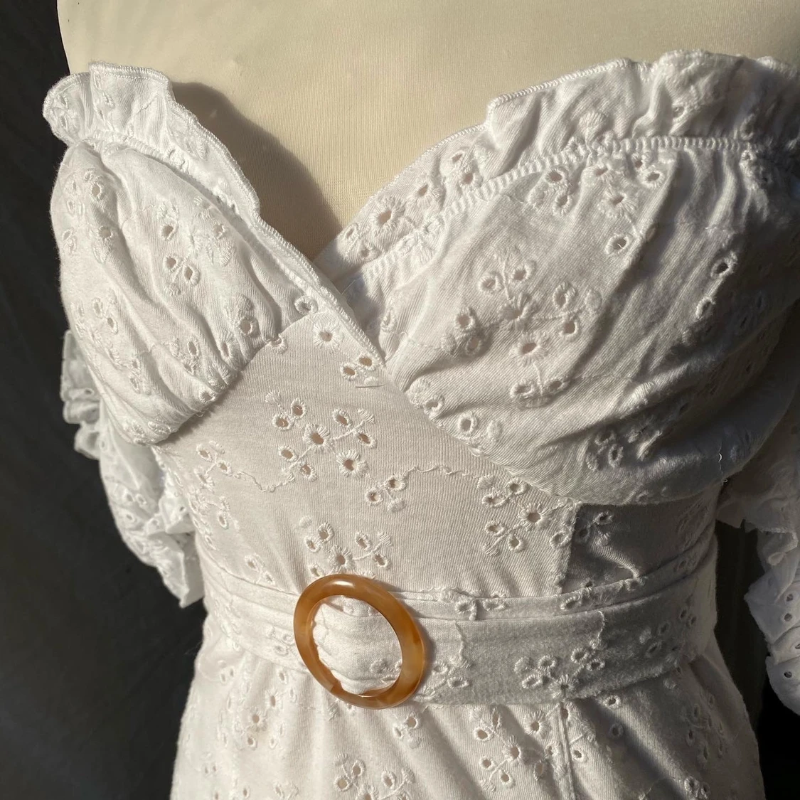 Broderad sommarklänning i minilängd med urringning och spräckligt skärp!💕 - 91