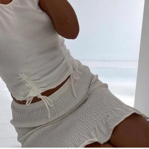 Vit smockad kjol💕 - Så fin vit smockad kjol från ginatricot köpt förra året🦋 säljs då den inte kommer till användning och bara är använd 2 gånger. Storlek S men passar mig som vanligtvis har xs, kan även passa större. Nypris 299💕