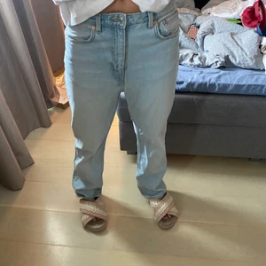 Ljusblåa Voyage jeans ifrån Weekday - Säljer nu dessa skit snygga ljusblåa jeansen ifån weekday. Moddelen heter voyage och har 30 i längden och 31 i midjan. Säljer pågrund av att dom är för små för mig. 