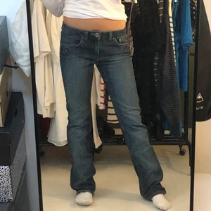 Lågmidjade jeans - Coola lågmidjade jeans som tyvärr är för långa på mig som är 160. Kontakta mig vid frågor👍 Jag kan både frakta och mötas upp i stockholm🤠