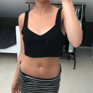 Svart topp - Svart topp med lite v ringning. Aldrig använd, alltså i nyskick! Fraktar eller möts upp i Stockholm. Kontakta mig gärna vid frågor🤠💕