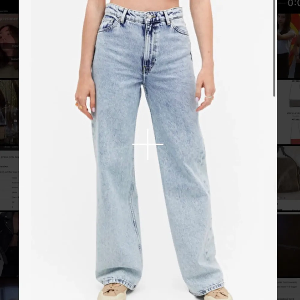 Ljusblå Wide jeans från Monki i modellen Yoko. Storlek 24 aka 32. Säljer pga att dom inte passar. Andvänt kanske 5 gånger så dom är helt som nya💛⚡️Pris kan diskuterad men eftersom dom är som nya vill jag ha minst 200kr för dom. Jeans & Byxor.