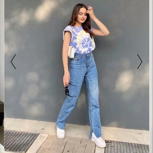 Jeans med slits - Väldigt fina jeans med slits från NA-KD! Aldrig använda så i bra skick! ❤️ köpare står för frakt